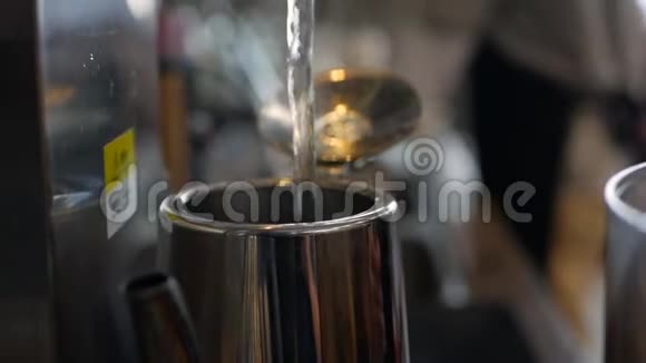 热水从咖啡机倒入茶壶中特写视频的预览图