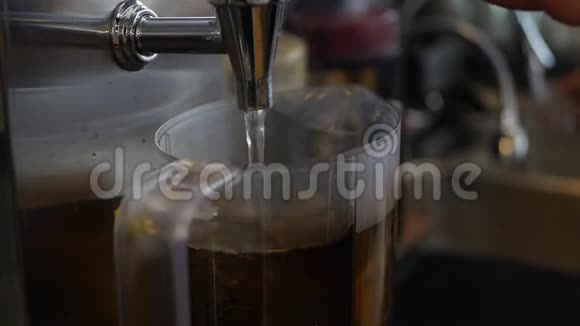 热水从咖啡机倒入茶壶中特写视频的预览图