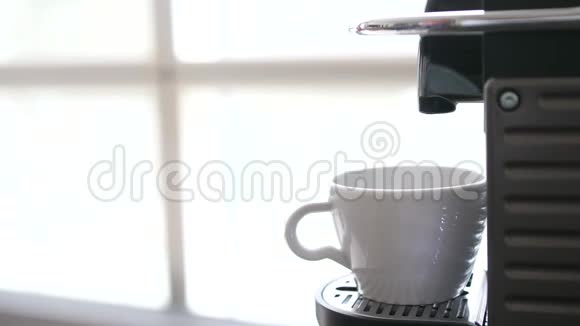 浓缩咖啡制作特写用咖啡机煮黑咖啡视频的预览图