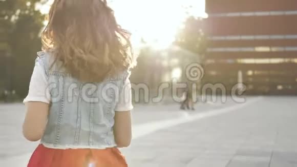 观点幸福的年轻女子牵着男友的手在城市散步的画像视频的预览图