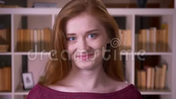 年轻的红头发迷人的白种人女学生在学院里看着镜头开心地笑着视频的预览图