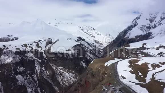 高加索雪山之间的公路在峡谷附近视频的预览图