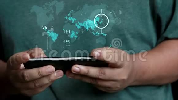 手机智能手机未来用户界面HUDGUI数字文本编号元素的人的特写镜头视频的预览图