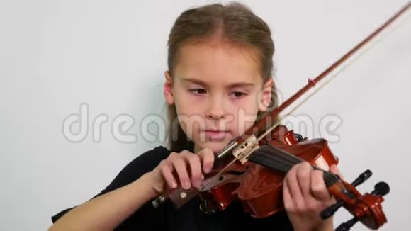 少年波特拉伊在白色背景下拉小提琴视频的预览图