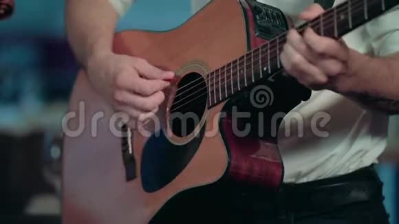 弹吉他的旋律视频的预览图
