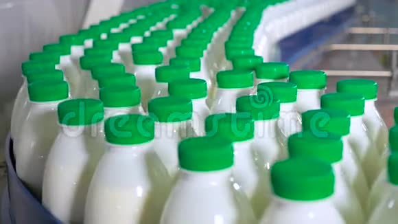 许多塑料瓶与奶制品在工厂输送机上移动视频的预览图
