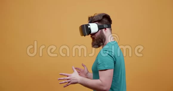 在虚拟现实耳机上玩策略游戏的人视频的预览图