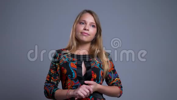 特写镜头描绘了一位年轻的白种人女性在镜头前抱着她的手臂视频的预览图