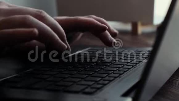 一位年轻的商务女性的手在咖啡馆里的笔记本电脑键盘上打字视频的预览图