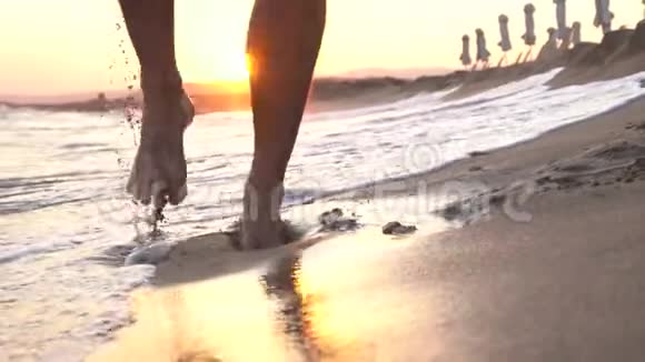 奔跑的人在阳光沙滩上做交叉蹲视频的预览图