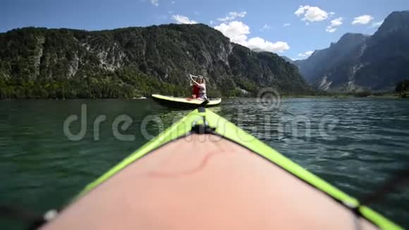 滑雪在风景优美的阿尔卑斯山湖奥地利视频的预览图