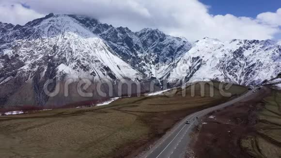格鲁吉亚高地地区的公路视频的预览图