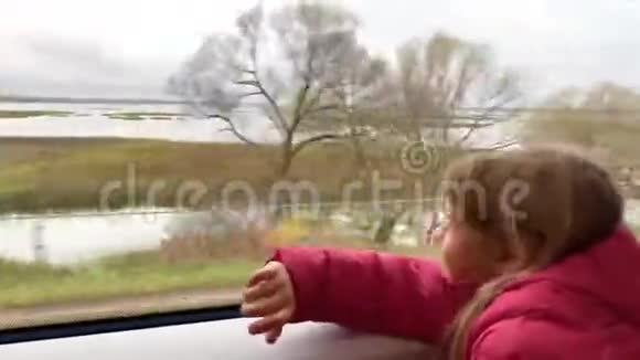 年轻女孩看着公共汽车的窗户视频的预览图