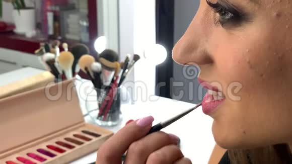 化妆特写专业化妆师在时装秀前给模特化妆的慢镜头视频的预览图