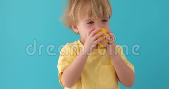 穿衬衫的小男孩留着柠檬视频的预览图