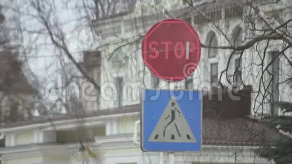 镇内行人步行标志苏联建筑背景视频的预览图
