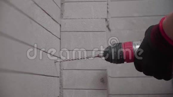 工人用扣件将泡沫塑料安装在公寓内的阳台上用泡沫聚苯乙烯做墙体保温视频的预览图
