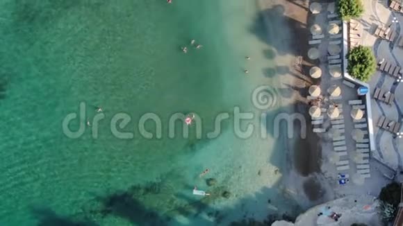 鸟瞰无人机到旅游海岸游客休息在沙滩上视频的预览图