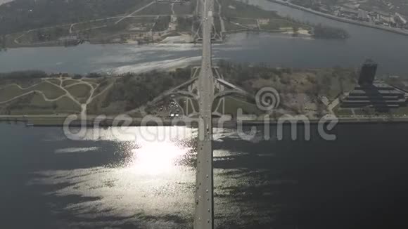 杜加瓦河上的大桥和汽车在欧洲城市交通Drone射击视频的预览图