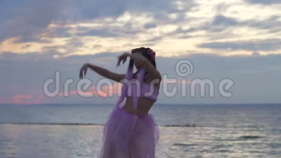 可爱的女人化妆鲜艳穿着粉红色的裙子在户外跳舞一个有花型的性感女孩的舞蹈视频的预览图