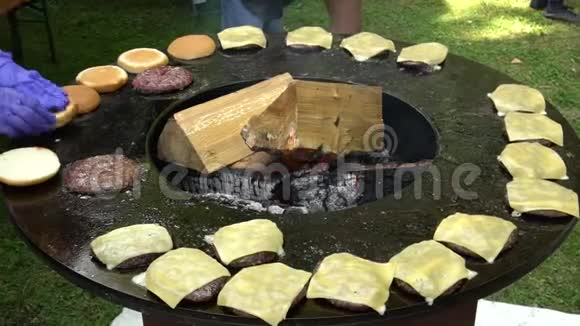 户外烤架上的汉堡肉奶酪和面包慢镜头视频的预览图