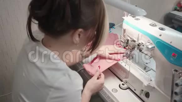工作场所机器上深色裁缝缝制衣服的视频视频的预览图
