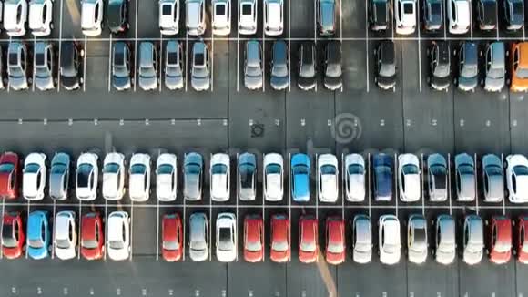 储存区的彩色车辆行有白色标记视频的预览图