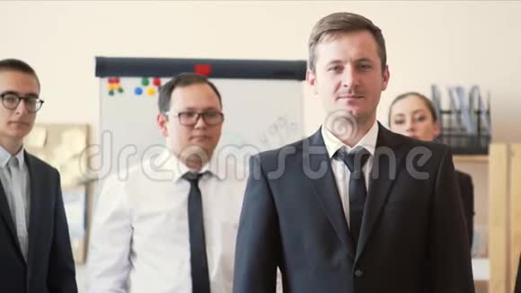 办公室工作人员站在老板身后拍手老板站在那里双臂交叉在胸前视频的预览图