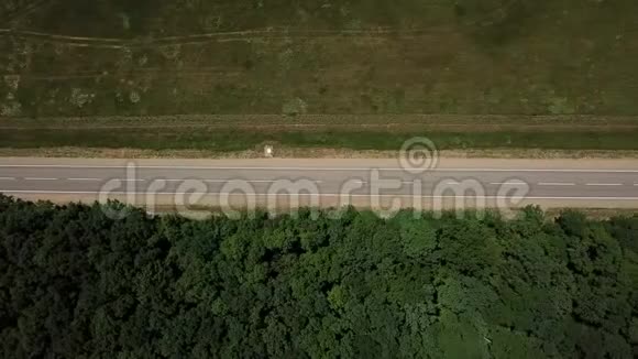 从山顶俯瞰乡村公路视频的预览图