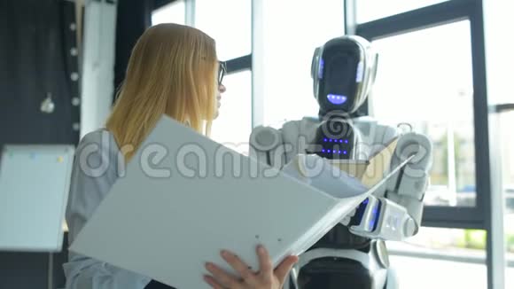 年轻女性和机器人一起工作视频的预览图