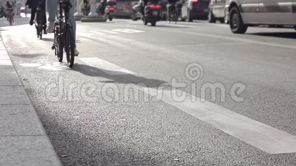 城市街道上的自行车手慢动作视频的预览图