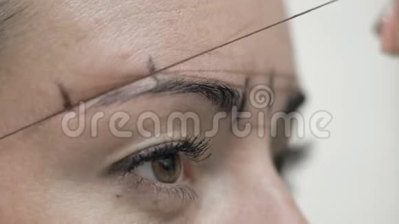客户端眉毛上的紧密化妆品画线视频的预览图