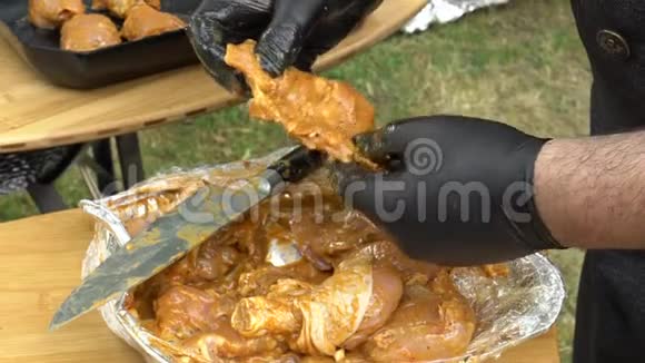 厨师手准备鸡肉在烧烤烤架上烘焙慢镜头视频的预览图