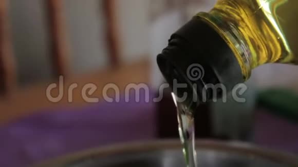 葵花籽油流在碗里视频的预览图