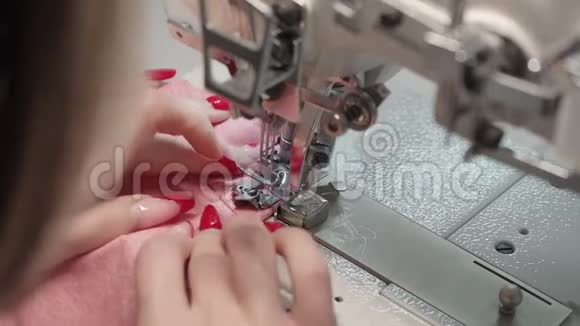 工厂机器上深色裁缝缝纫连衣裙视频视频的预览图