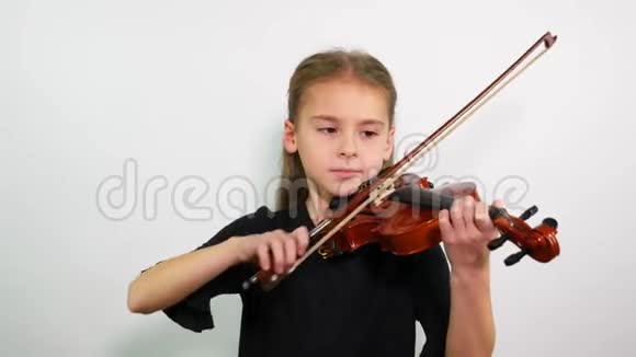 小提琴课拉小提琴的女孩的脸视频的预览图