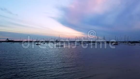 日落时分码头的船视频的预览图