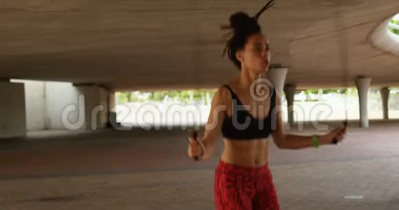 美国年轻非洲裔妇女在城市跳绳运动的正面景色视频的预览图