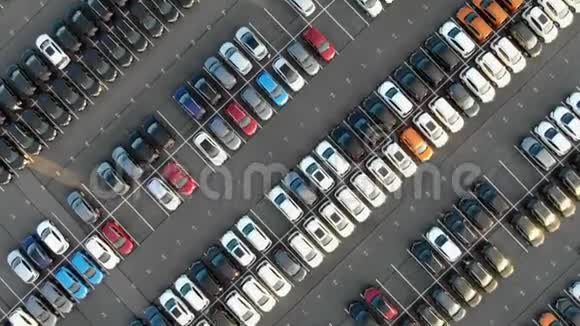 不同的车停在现代汽车仓库停车场视频的预览图