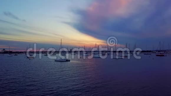 日落时分码头的船视频的预览图
