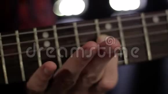 一个人检查吉他的声音和琴弦视频的预览图