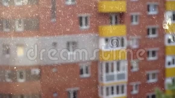 灰尘和雨水滴在玻璃上清洁房子的概念晴天4k视频的预览图