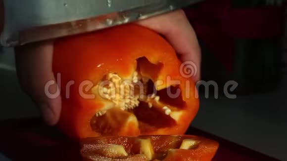 那个人切了甜椒戒指把刀放在一边胡椒新鲜多汁橙色近距离射击可见肉质胡椒果肉视频的预览图