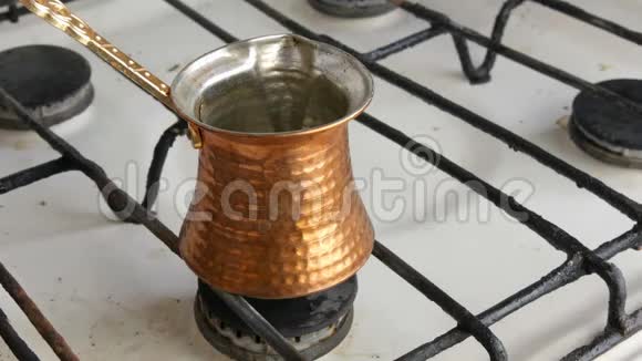 茶匙把黑咖啡放在一个铜土耳其它站在白色煤气炉上视频的预览图