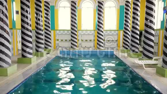 大厅柱子上的游泳池视频的预览图