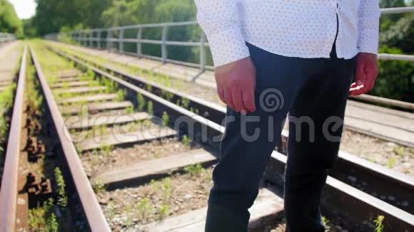 孤独的人站在一座废弃的铁路桥上蹲在他身上中弹视频的预览图