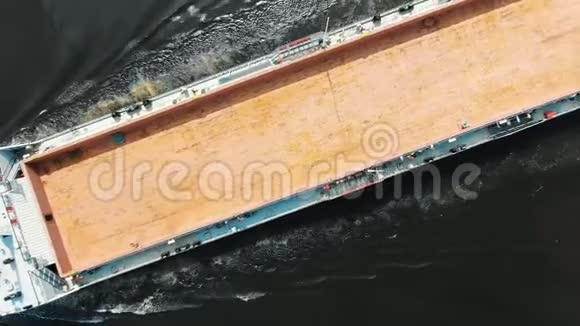长棕色卸货船在深水中航行视频的预览图