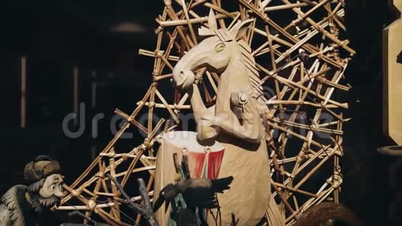 酷的木马一个带有机械驱动的纪念品视频的预览图