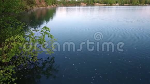 平静和宁静的山湖有反射的水和岩石视频的预览图