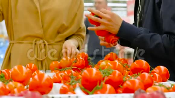 现代超市的游客选择红鲜番茄视频的预览图
